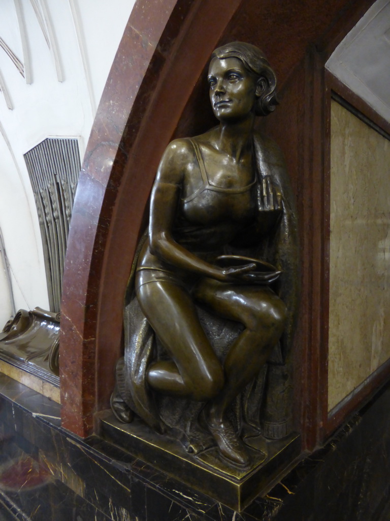 Statue at the hallway inbetween the platforms of the Ploshchad Revolyutsii subway station