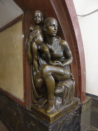 Statue at the hallway inbetween the platforms of the Ploshchad Revolyutsii subway station