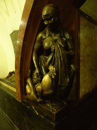 Statue at the hallway inbetween the platforms of the Ploshchad Revolyutsii subway station