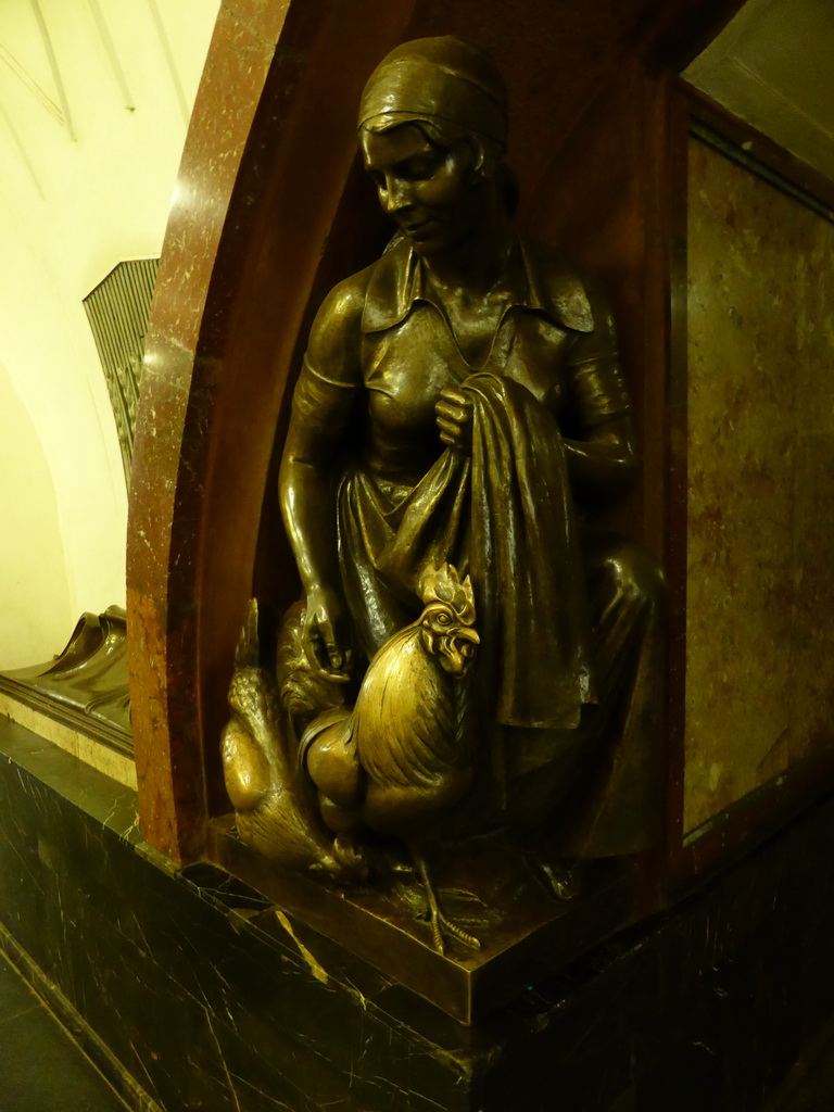 Statue at the hallway inbetween the platforms of the Ploshchad Revolyutsii subway station