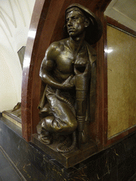 Statue at the hallway inbetween the platforms of the Ploshchad Revolyutsii subway station