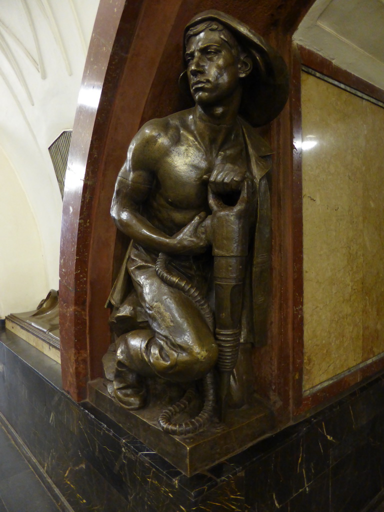 Statue at the hallway inbetween the platforms of the Ploshchad Revolyutsii subway station