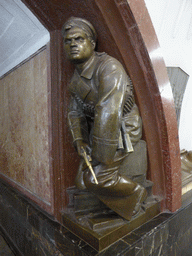 Statue at the hallway inbetween the platforms of the Ploshchad Revolyutsii subway station