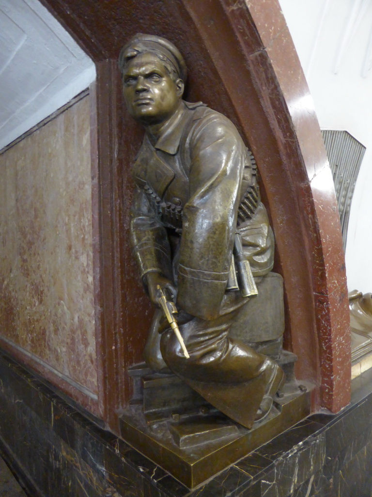 Statue at the hallway inbetween the platforms of the Ploshchad Revolyutsii subway station