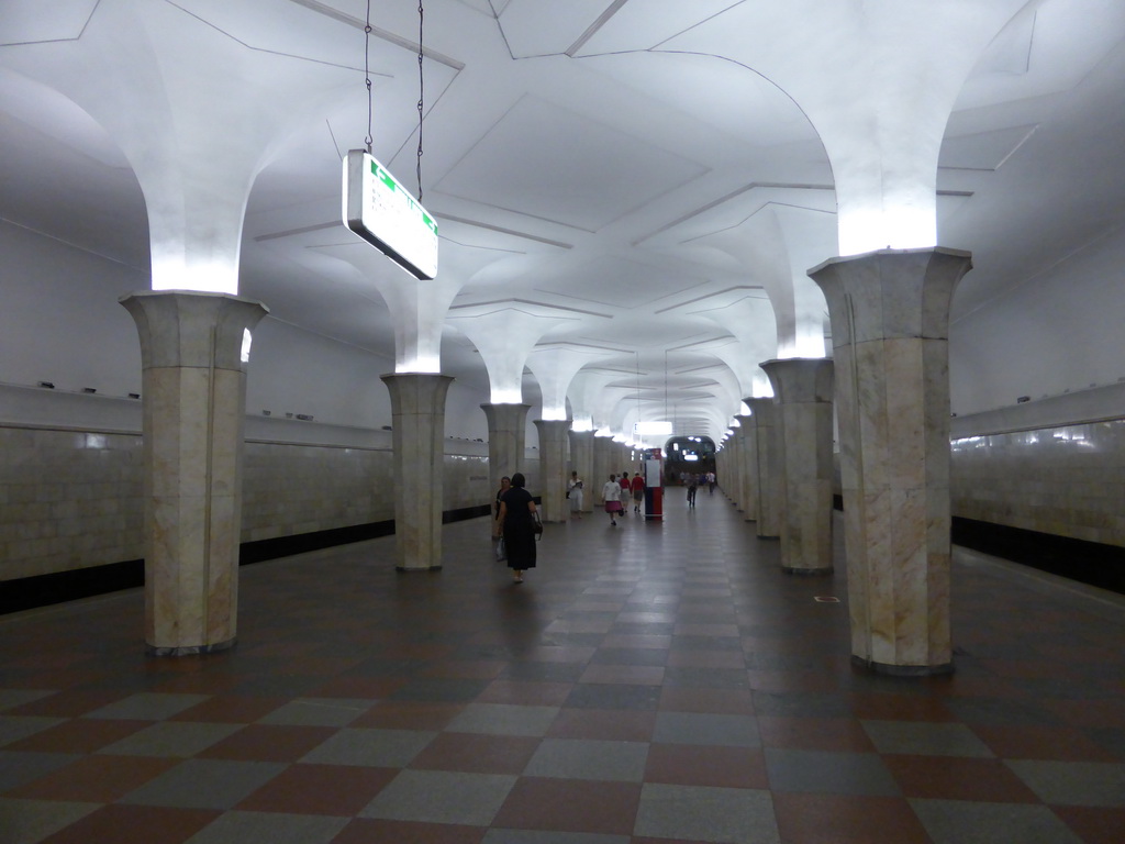 Hallway inbetween the platforms of the Kropotkinskaya subway station
