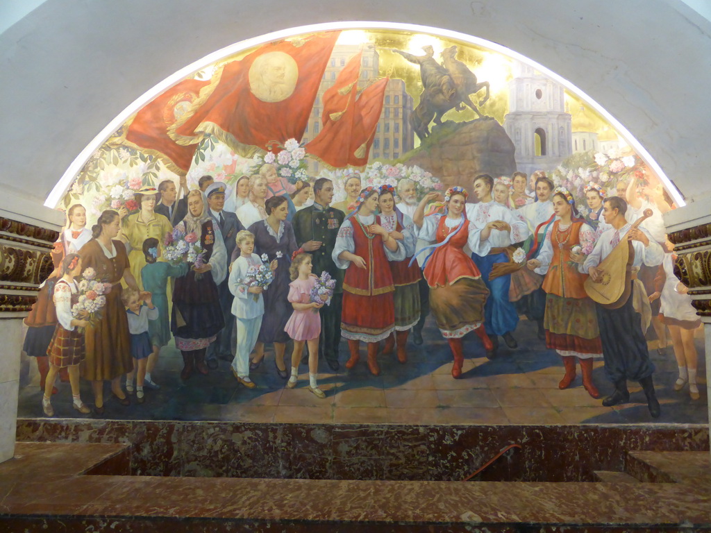 Painting at the hallway inbetween the platforms of the Kievskaya subway station