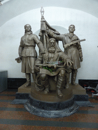 Statue at the hallway inbetween the platforms of the Belorusskaya subway station
