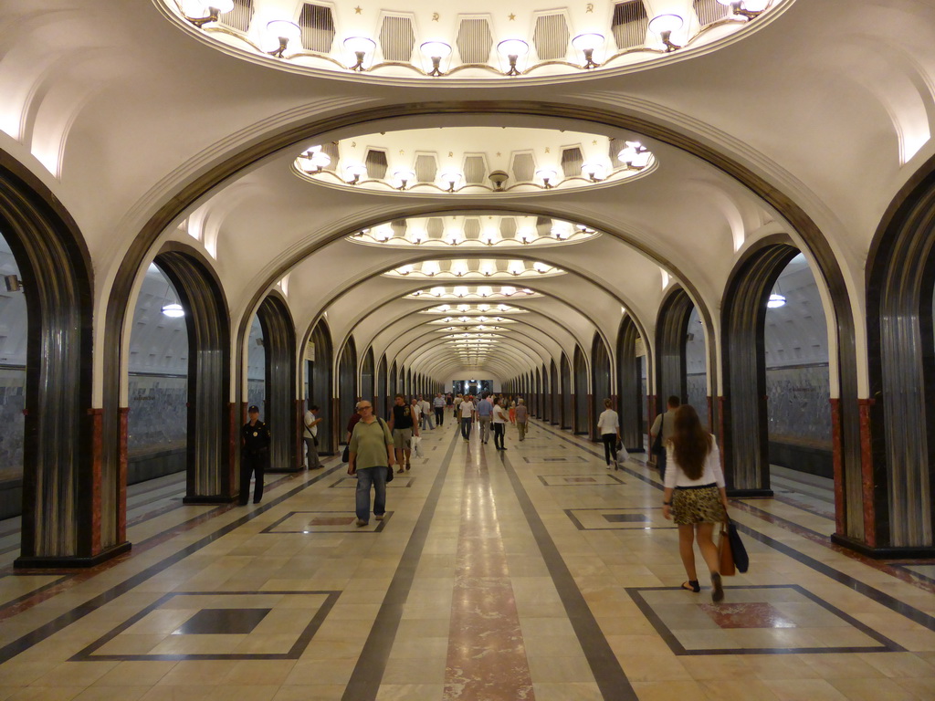 Hallway inbetween the platforms of the Mayakovskaya subway station