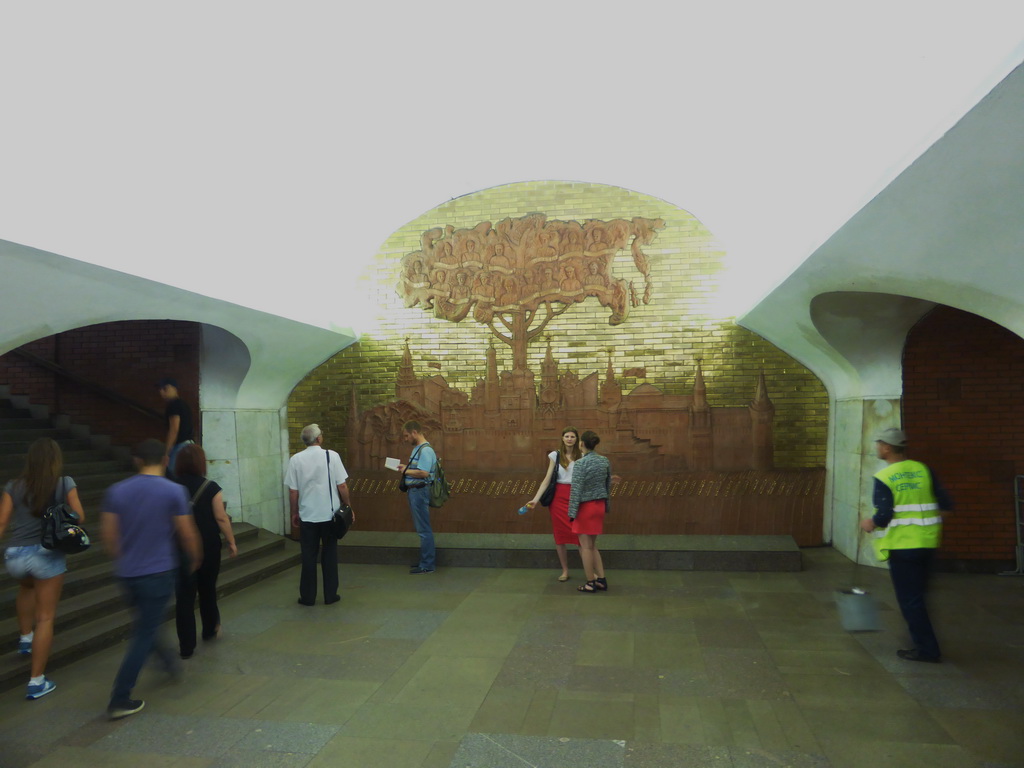 Relief at the hallway inbetween the platforms of the Borovitskaya subway station