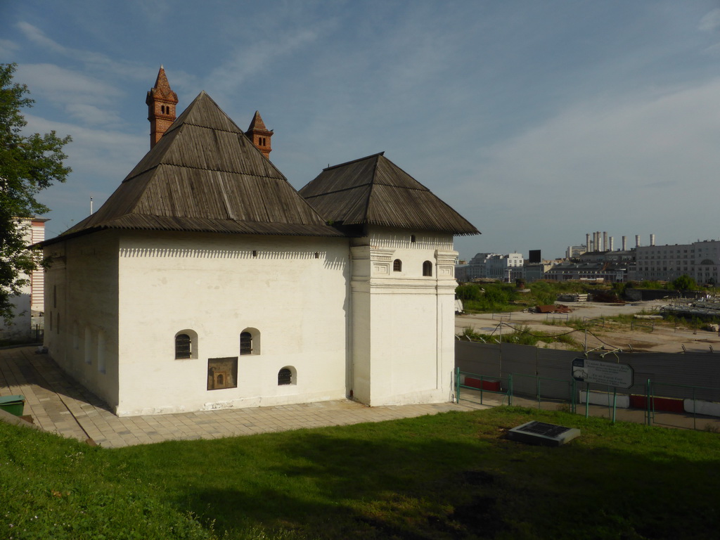 The Old English Embassy and the site of the demolished Rossiya Hotel at the Varvarka street