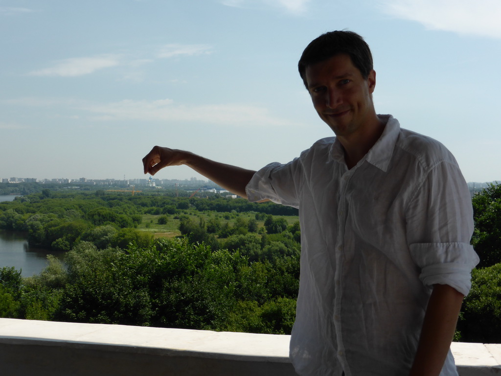 Tim at the Gallery at the Church of the Ascension at the Kolomenskoye estate, with a view on the Nikolo-Perervinsky Monastery and the Moskva river and surroundings