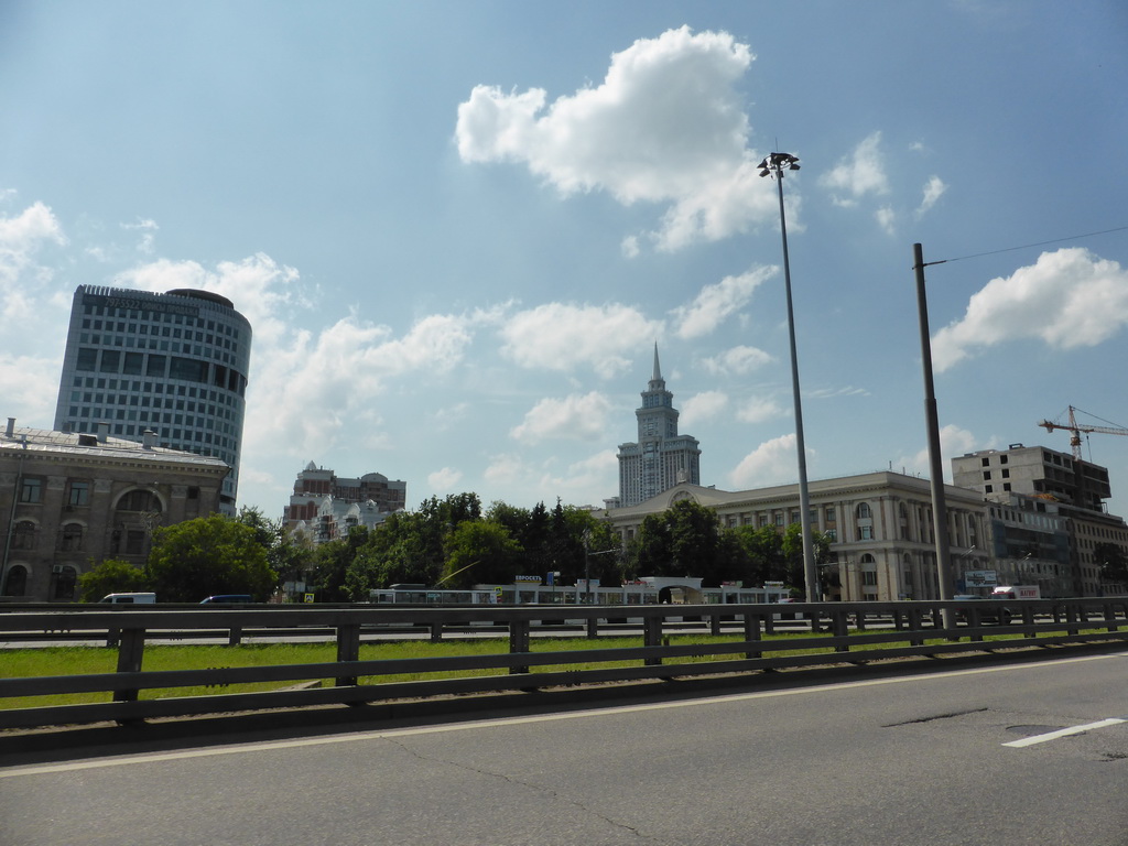 The top part of Triumph Palace and the Leningradskiy street, viewed from the taxi to the airport