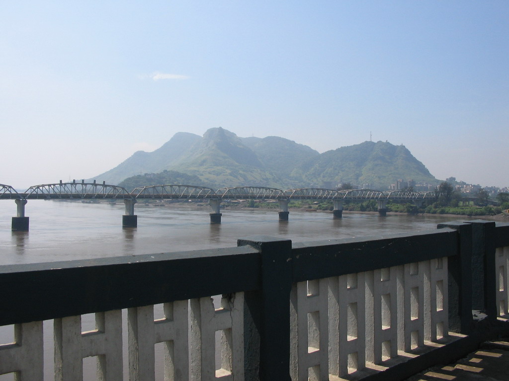 Mountains, river and bridges on the road from Thane to Victoria Gardens