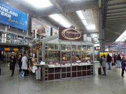Food stand at the main hall of the München Hauptbahnhof railway station