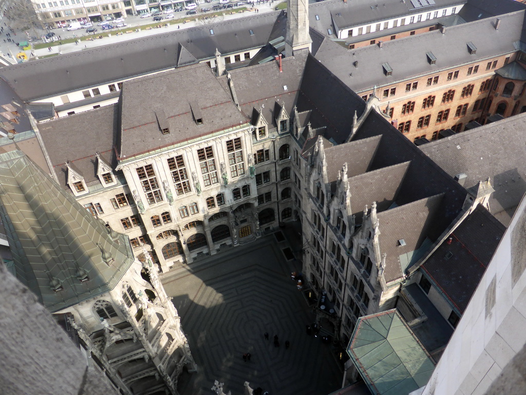 The inner square of the Neues Rathaus building and the Marienhof square, viewed from the tower