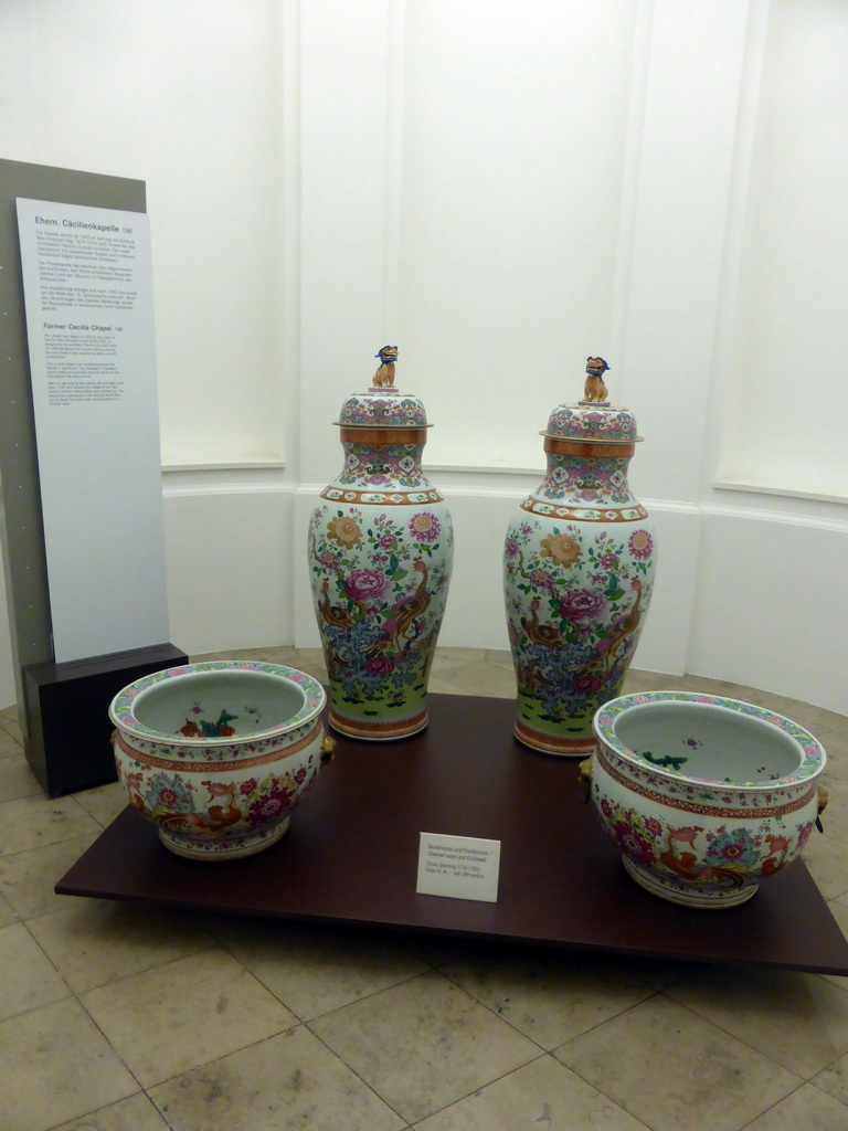 Chinese covered vases and fishbowls from the 18th century, at the Collection of East Asian Porcelain at the Upper Floor of the Munich Residenz palace, with explanation