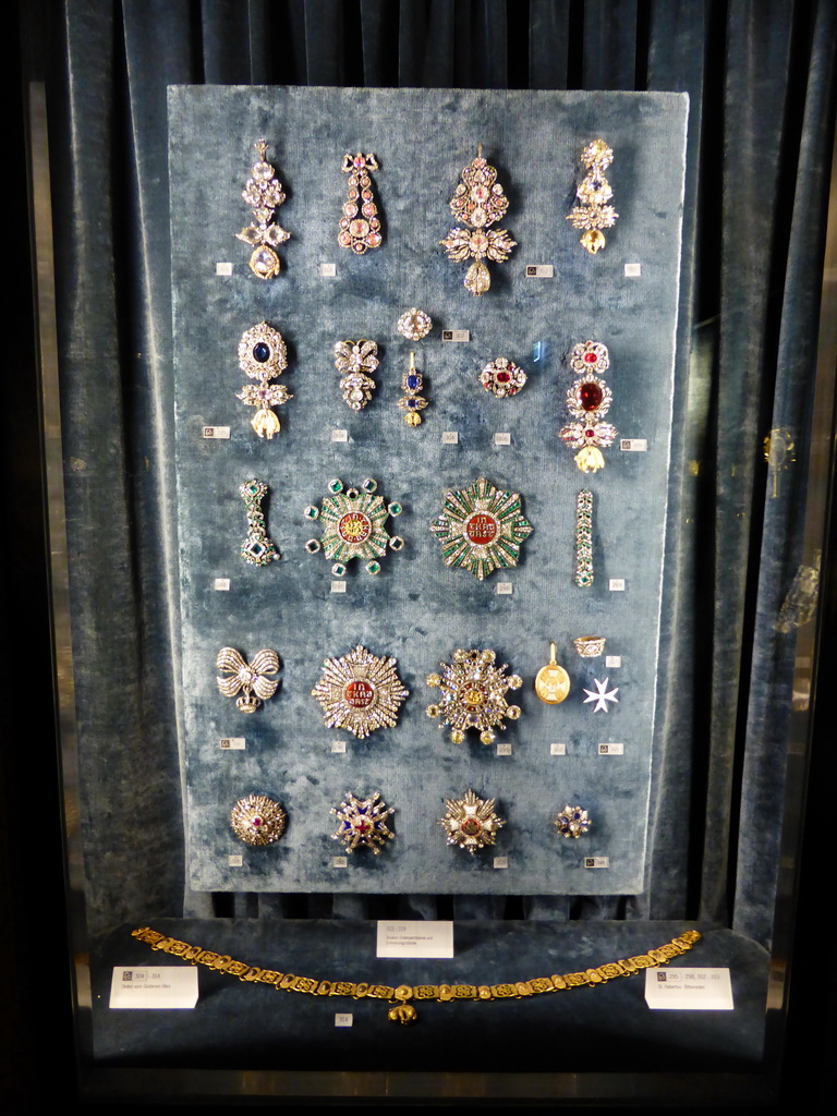 Emblems and chains at the Treasury at the Lower Floor of the Munich Residenz palace, with explanation