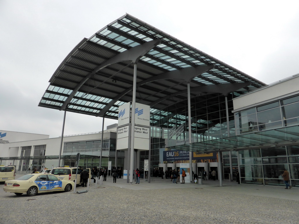 Front of the International Congress Center Munich, viewed from the Am Messesee street