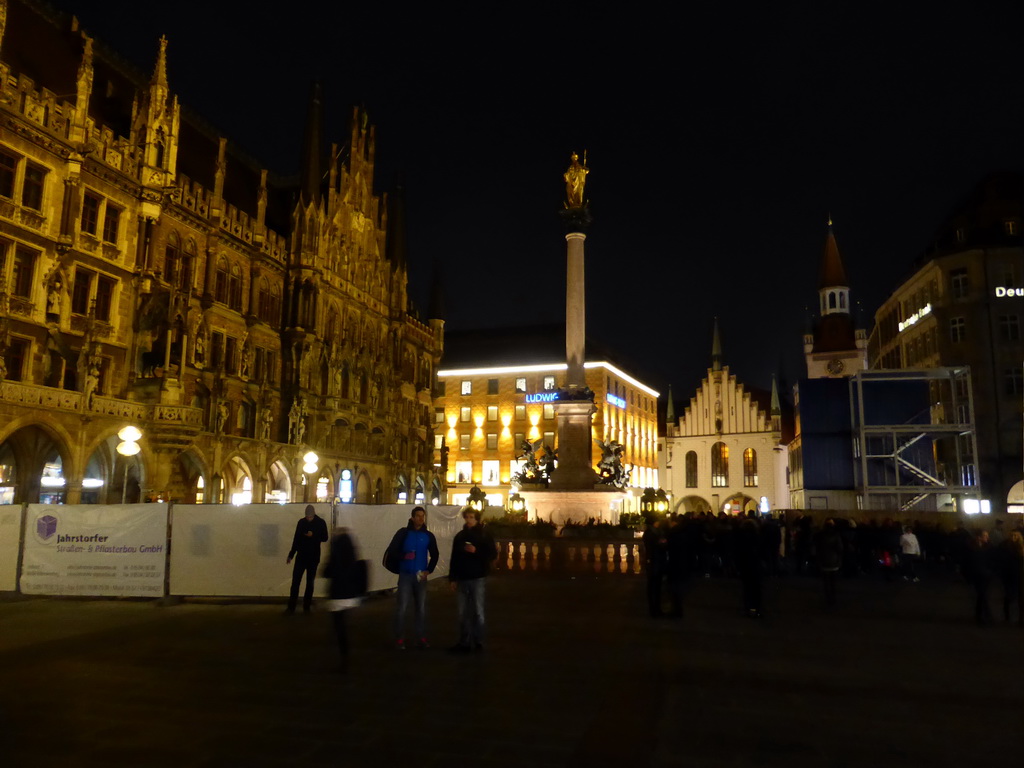 The Marienplatz square with the Neues Rathaus building, the Mariensäule column and the Altes Rathaus building, by night
