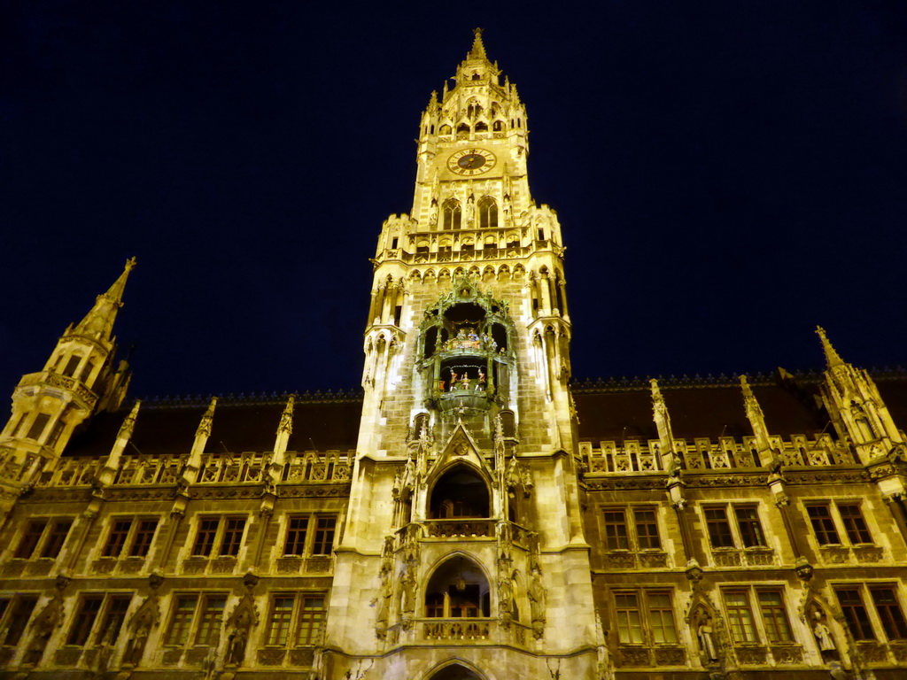 Front and tower of the Neues Rathaus building, viewed from the Marienplatz square, by night