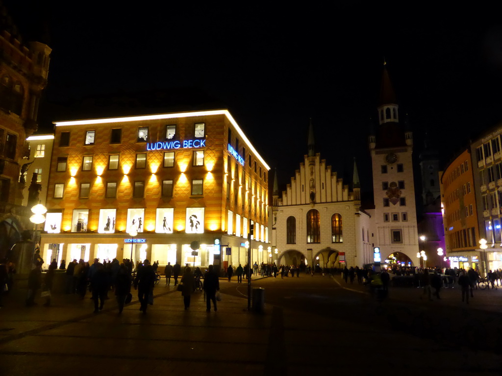 The Marienplatz square with the Fischbrunnen fountain and the Neues Rathaus building, by night