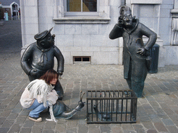 Miaomiao with the statues `Djoseph et Françwès` by Jean Legrand in front of the Namur Palais des Congrès building at the Place d`Armes square