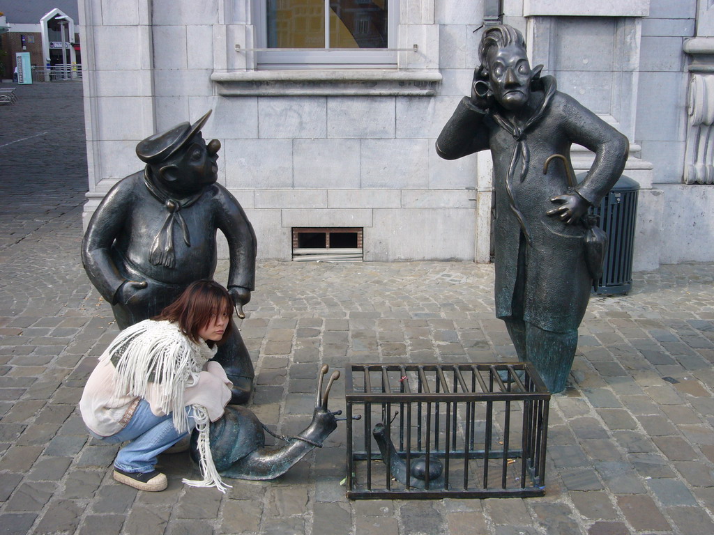 Miaomiao with the statues `Djoseph et Françwès` by Jean Legrand in front of the Namur Palais des Congrès building at the Place d`Armes square