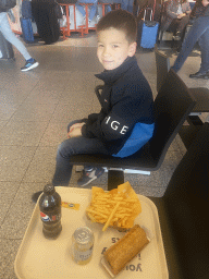 Max having dinner at the Departures Hall of Eindhoven Airport
