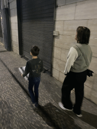 Miaomiao and Max with a pizza box at the Via Nazionale delle Puglie street, by night
