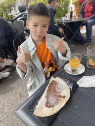 Max eating a Crêpe Nutella at the terrace of the Caffé Torlado restaurant at the Via Cristoforo Colombo street