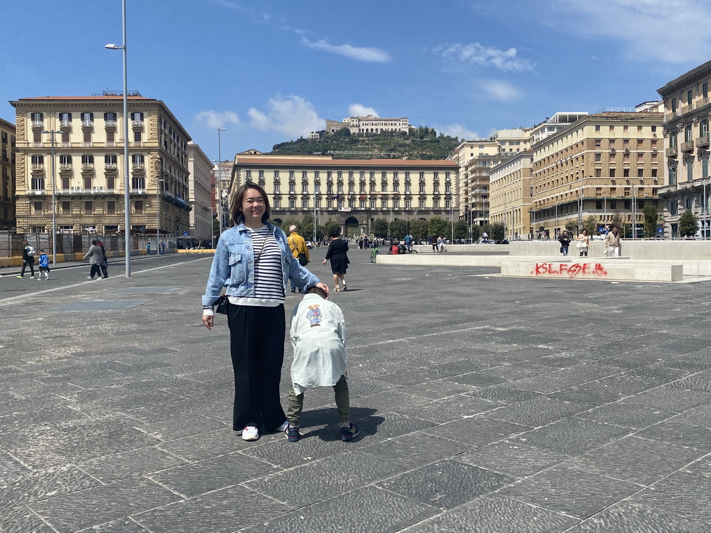 Miaomiao and Max at the Piazza Municipio square, with a view on the Castel Sant`Elmo castle and the Museo Nazionale di San Martino museum