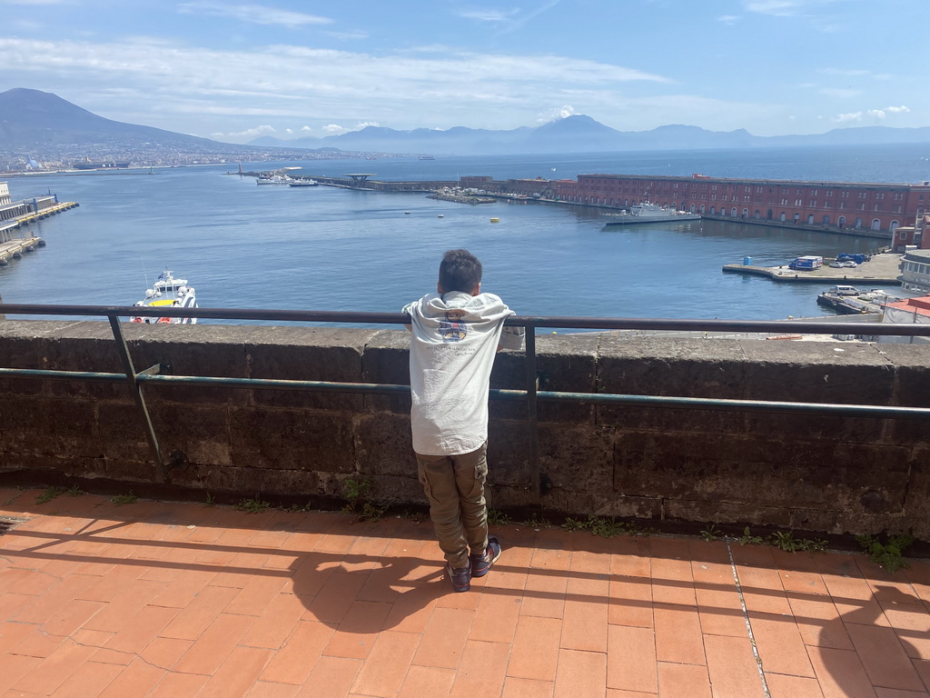 Max at the Pedro de Toledo Loggia at the Third Floor of the Civic Museum at the Castel Nuovo castle, with a view on the Naples Port with the Pier with the Molo San Vincenzo Lighthouse and Mount Vesuvius