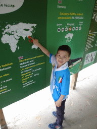 Max with information on the Siamang at the Zoo di Napoli