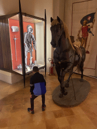 Max with a statue of a horse and an armour at the First Floor of the Museo di Capodimonte museum