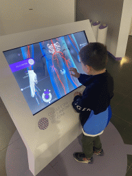 Max at a screen with human anatomy at the Corporea building at the east side of the Città della Scienza museum