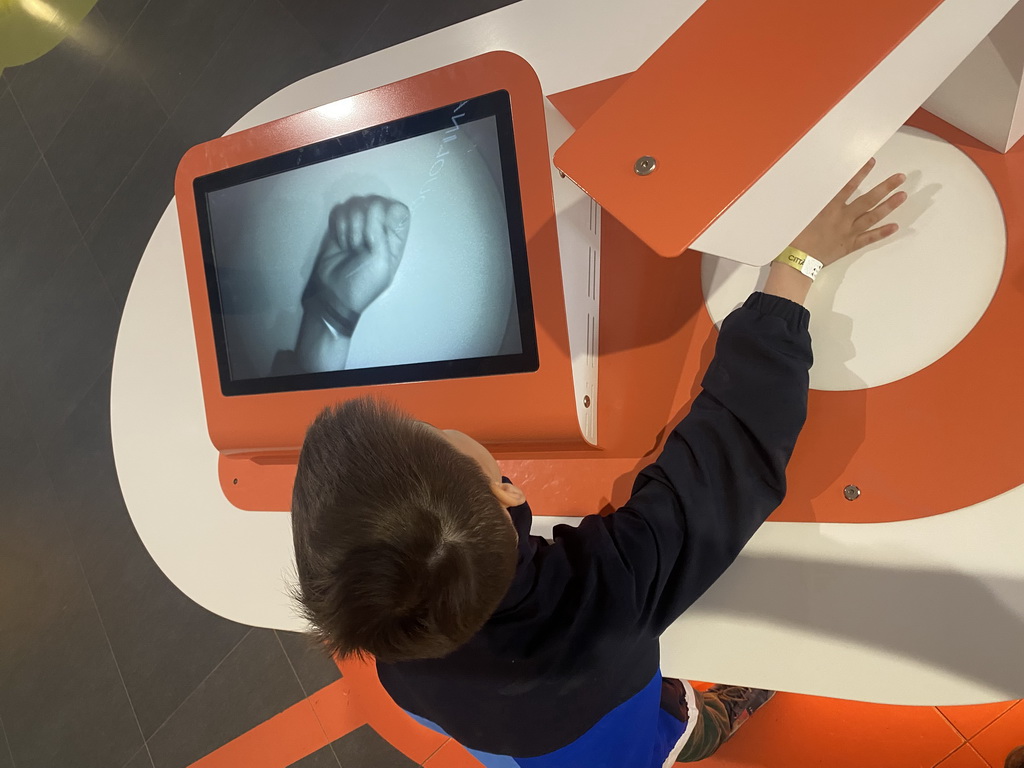 Max doing a hand movement game at the Corporea building at the east side of the Città della Scienza museum