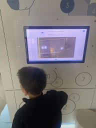 Max doing a Chimpanzee intelligence test at the Corporea building at the east side of the Città della Scienza museum