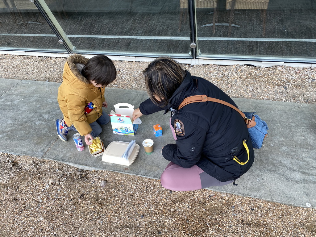 Miaomiao and max having lunch in front of the Restaurant Deltaplaza at the Deltapark Neeltje Jans