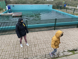 Miaomiao and Max at the Seal enclosure at the Deltapark Neeltje Jans