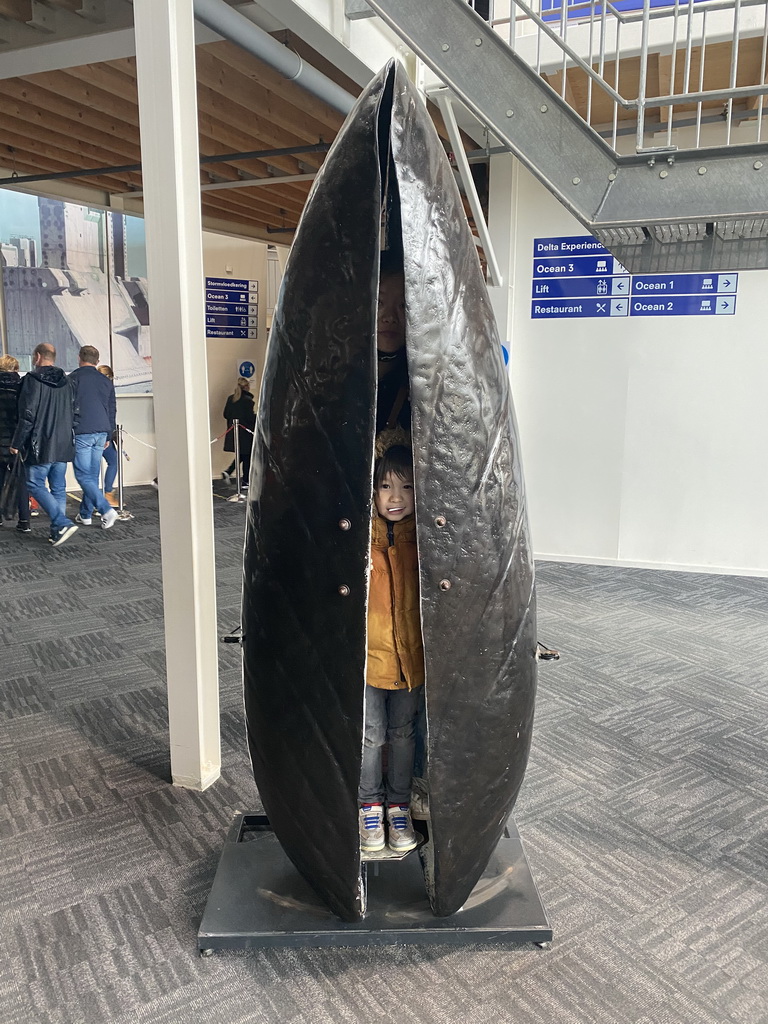 Miaomiao and Max in a Mussel statue at the Delta Expo at the Deltapark Neeltje Jans