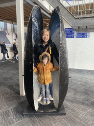 Miaomiao and Max in a Mussel statue at the Delta Expo at the Deltapark Neeltje Jans