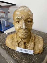 Bust of Johan van Veen at the Delta Expo at the Deltapark Neeltje Jans, with explanation