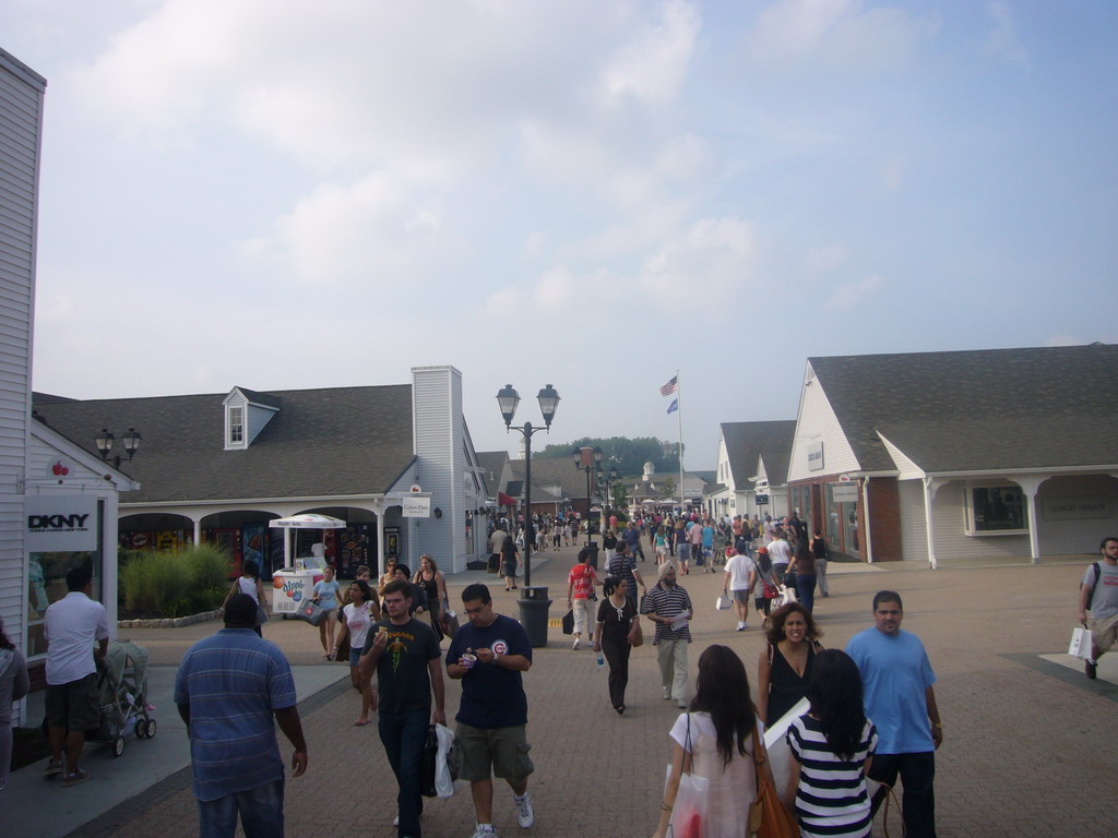 Street of the Woodbury Common Premium Outlets