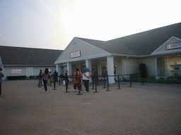 Line at the Woodbury Common Premium Outlets