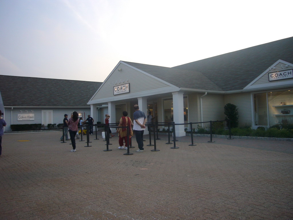 Line at the Woodbury Common Premium Outlets