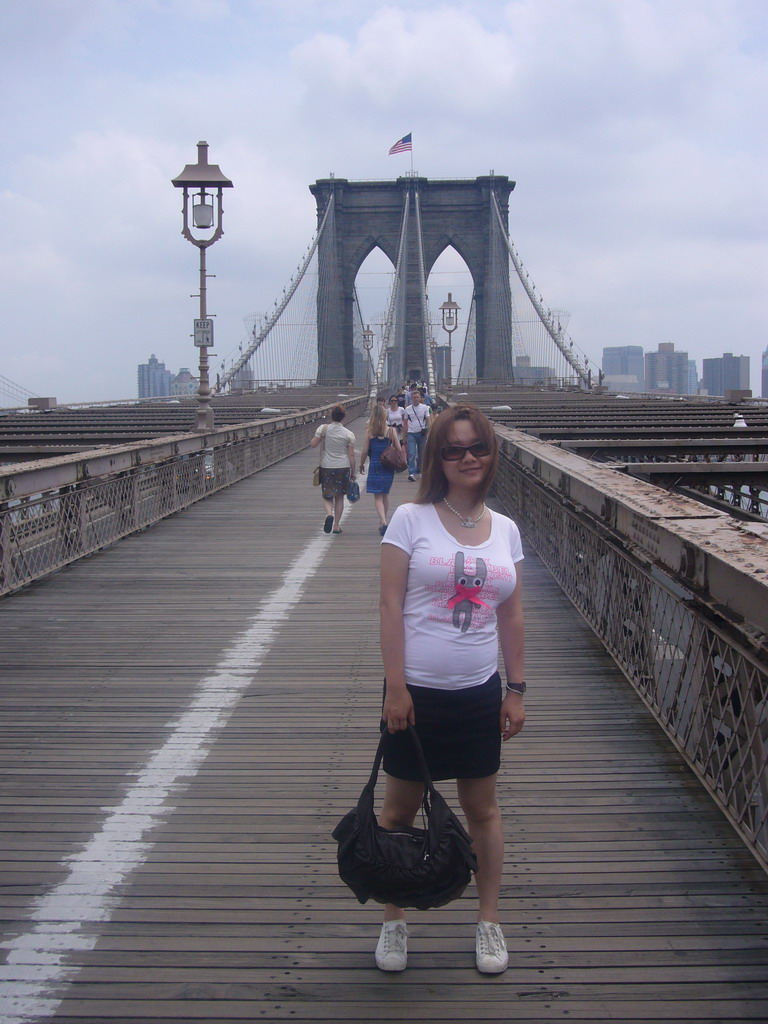 Miaomiao at Brooklyn Bridge