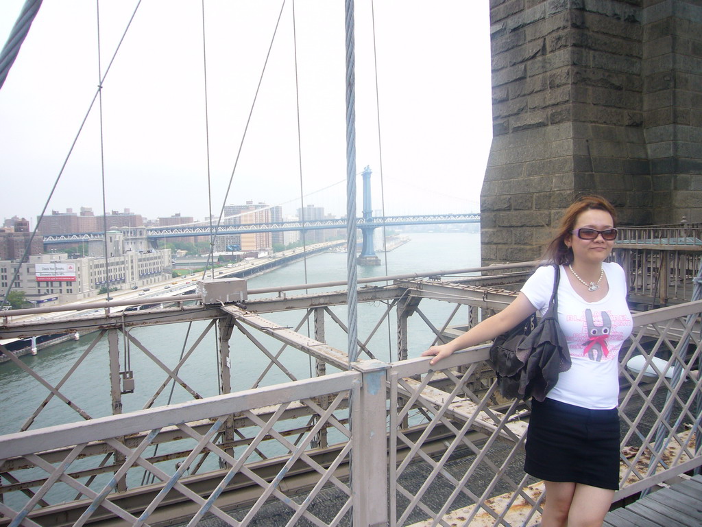 Miaomiao at Brooklyn Bridge