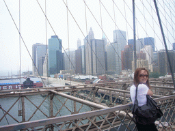 Miaomiao at Brooklyn Bridge, with view on Manhattan