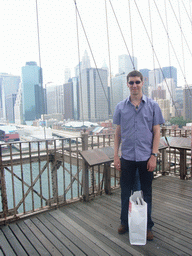 Tim at Brooklyn Bridge, with view on Manhattan