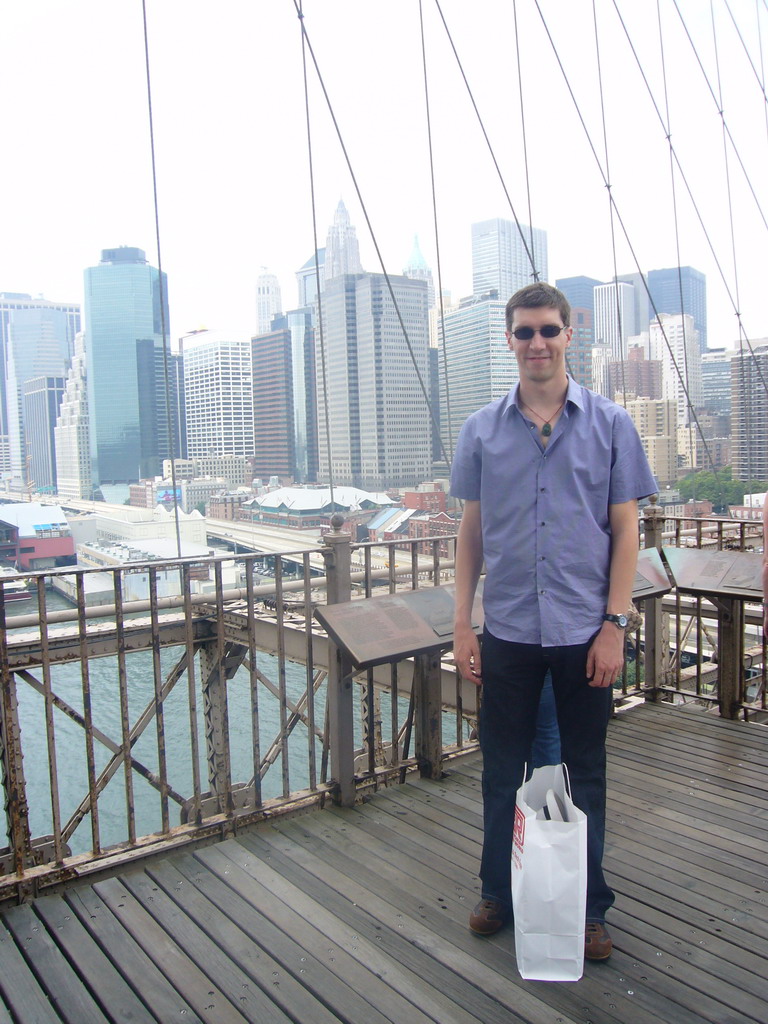 Tim at Brooklyn Bridge, with view on Manhattan